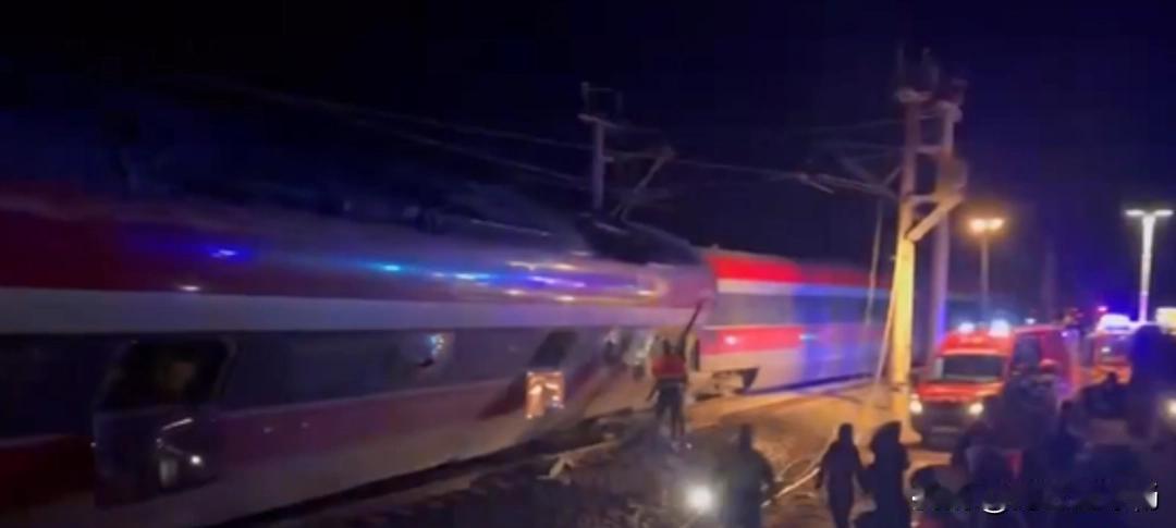 18日深夜的安达卢西亚夜空，被两列高铁的轰然相撞撕裂。西班牙科尔多瓦省境内，马拉