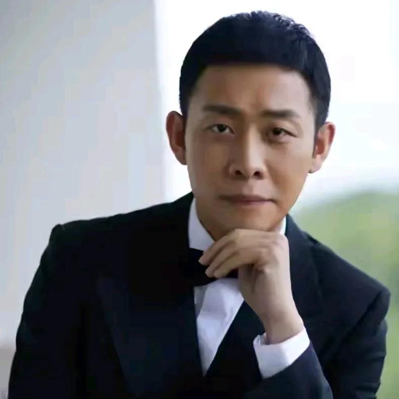 演员张译。
      前不久，张译凭借《三大队》再度荣膺华表奖影帝，其实力之强