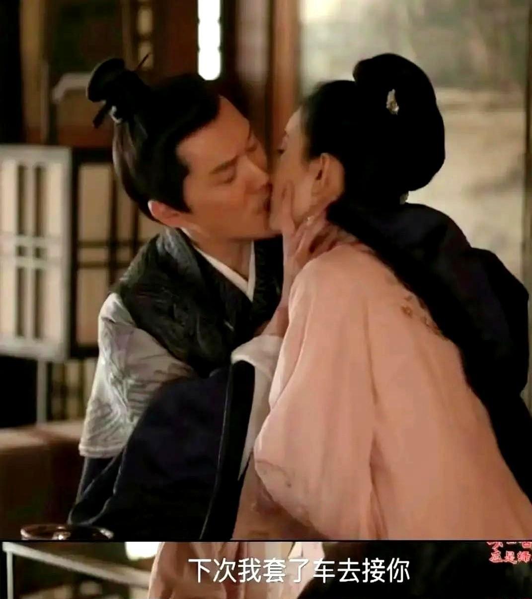 《知否》大婚夜，锦被一抖，铁枪一弯，全网都在猜顾廷烨的体力。
正午阳光把审查当武