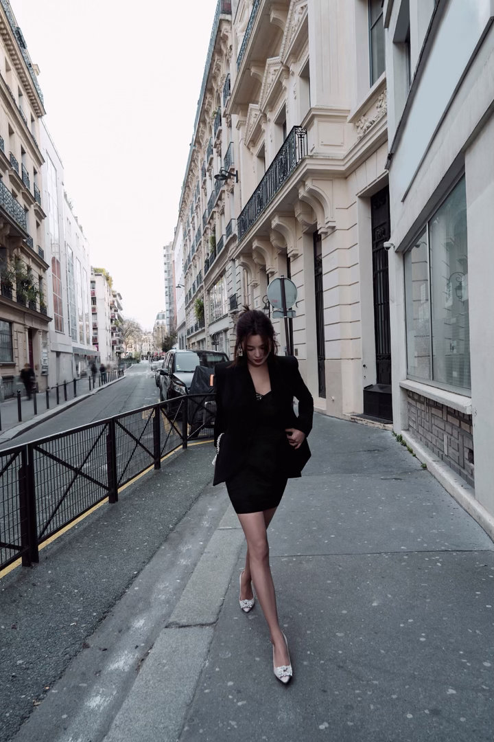 RV作为一个法国奢牌，第一个全球代言人是中国人辛芷蕾，蕾子真的很厉害。 