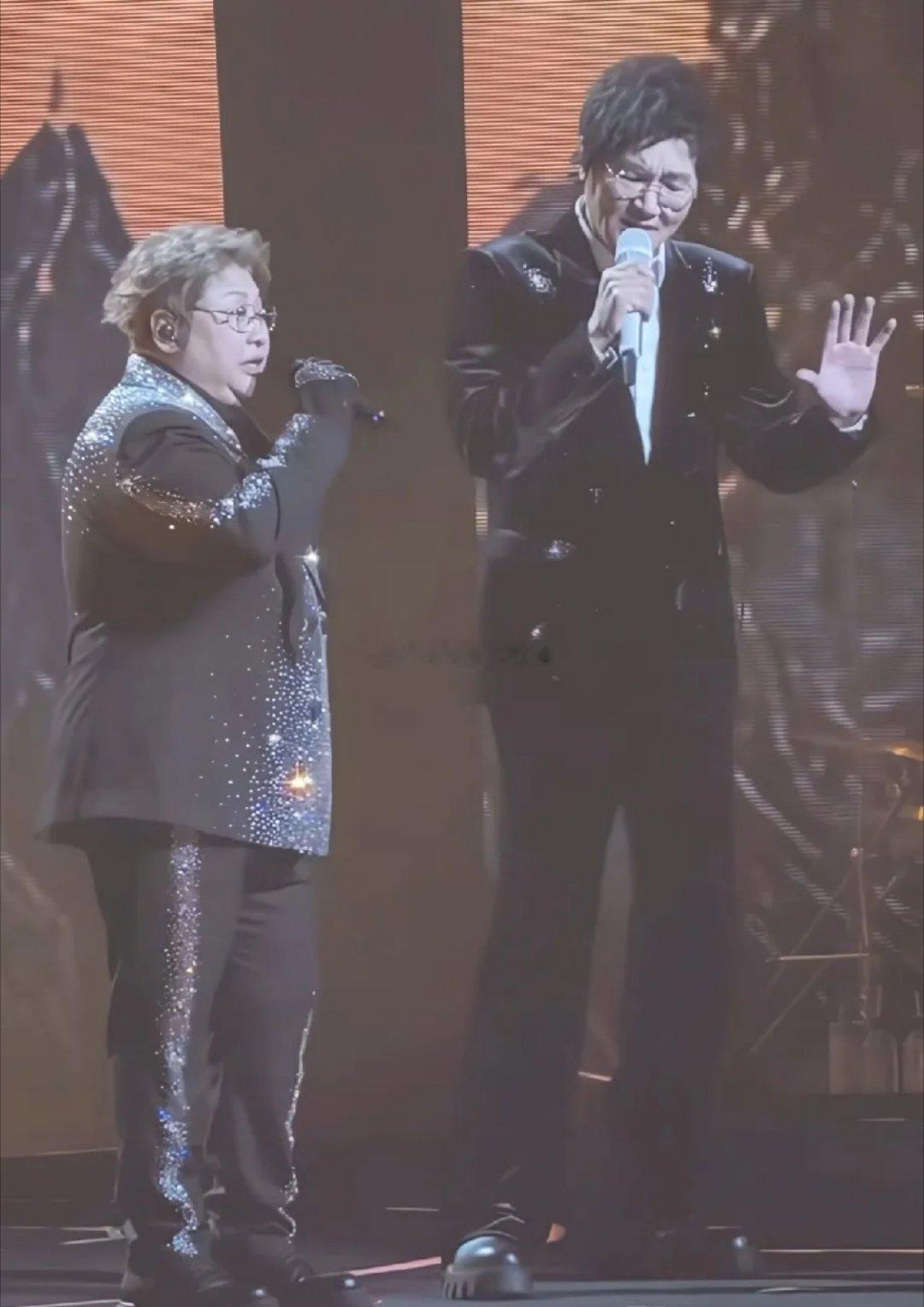 像韩红这样的歌手不多了，现在外貌是通行证。韩红老师外形这么粗犷的风格嗓音一打开感