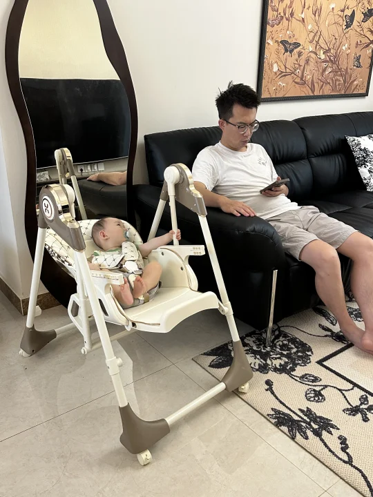 我妈说，还得是当爸的会带娃...