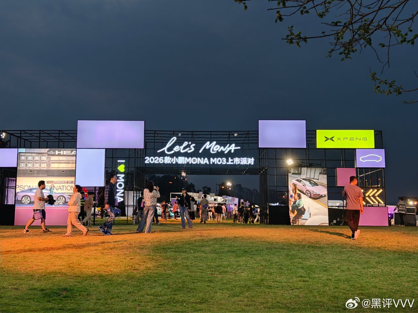 2026款小鹏MONA M03上市派对现场气氛非常棒，非常年轻活力7点30分发布