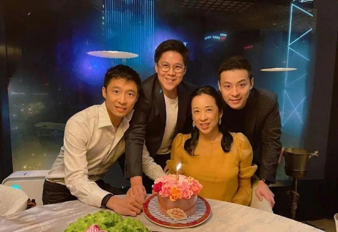 霍震霆与前港姐冠军朱玲玲育有三个儿子，分别是“大公子”霍启刚、“二公子”霍启山和