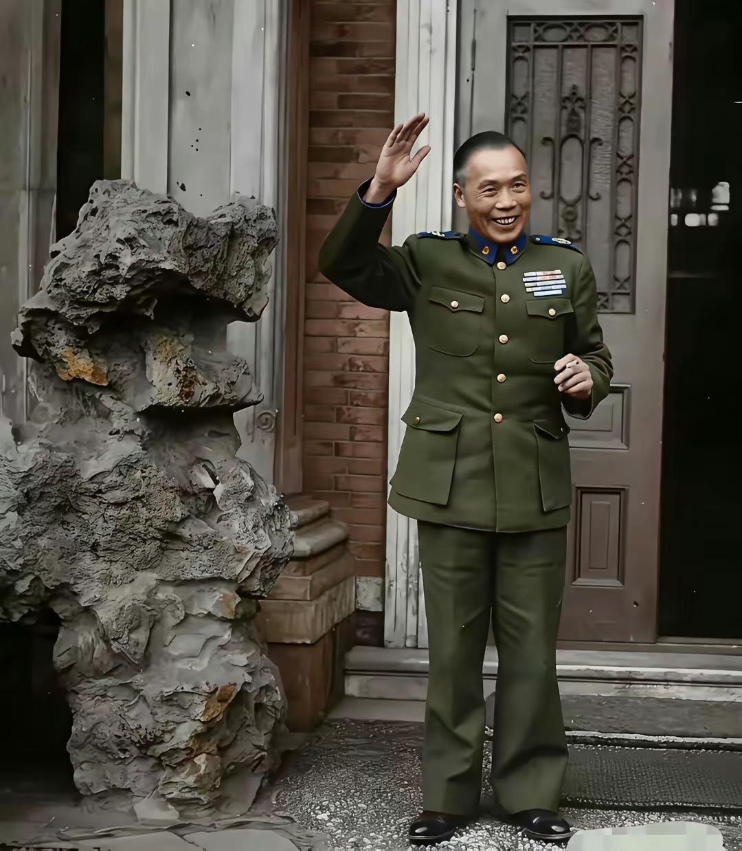 抗战胜利后，李宗仁担任北平行营主任，无兵无权