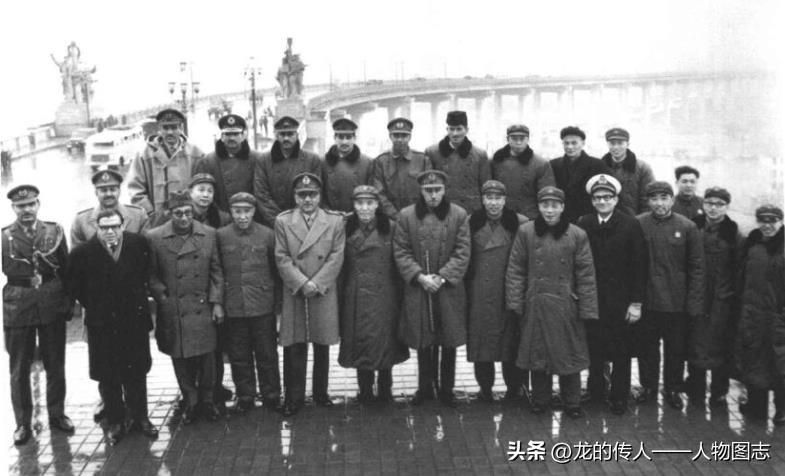 1973年，李达(前左六)陪同巴基斯坦陆军参谋长蒂卡·汗上将(前左五)参观南京长