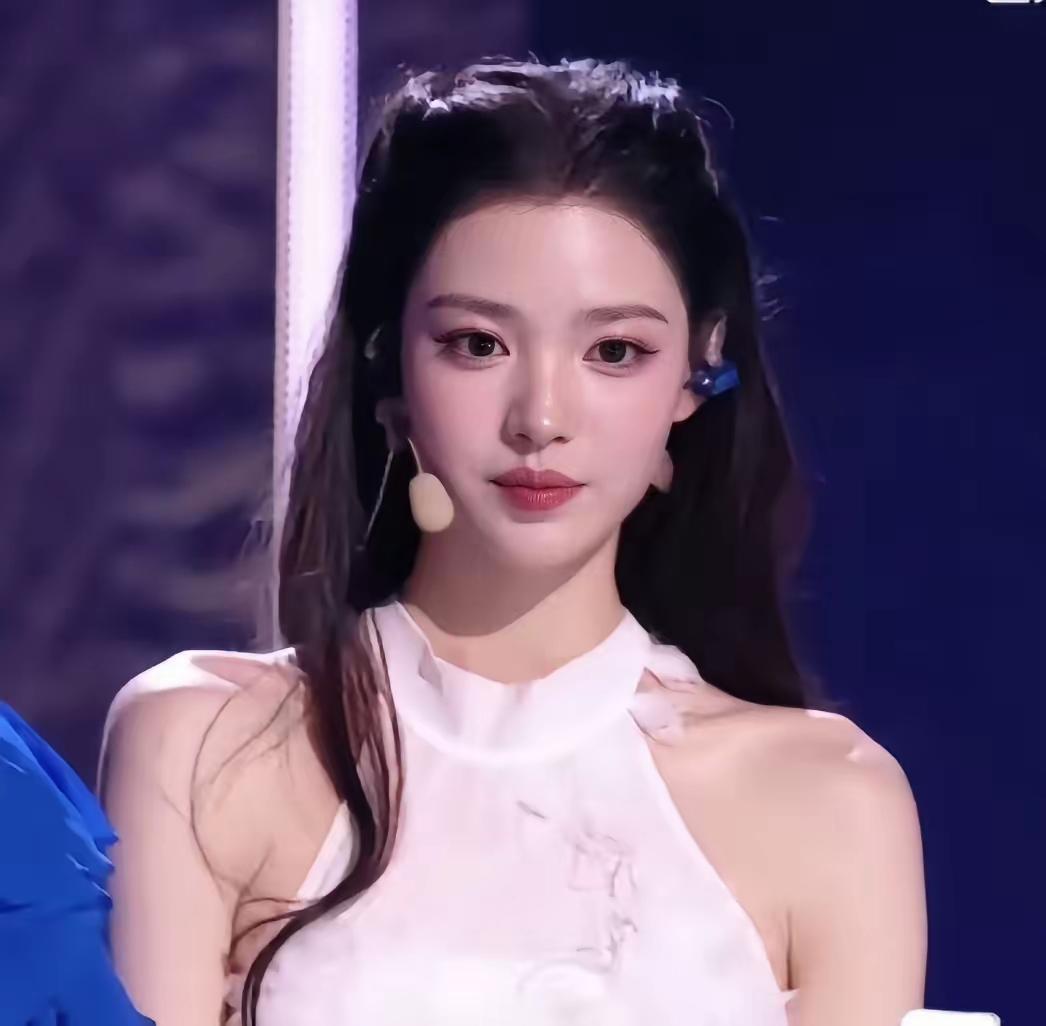 这不能怪我眼拙，实在是认不出来。

原来，《乘风破浪的姐姐2026》里的张艺上其