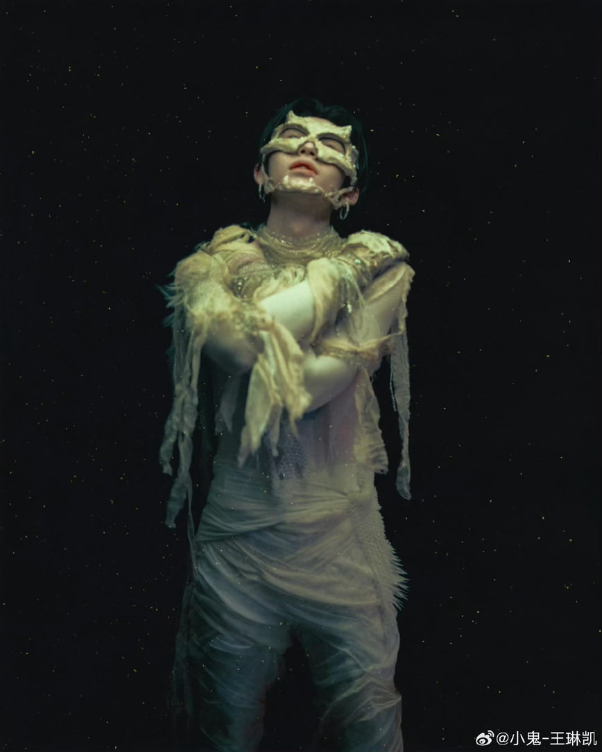 小鬼出道八周年直播沉浸式围观小鬼八周年直播！超近镜头、轻松唠嗑、蛋糕仪式感拉满，