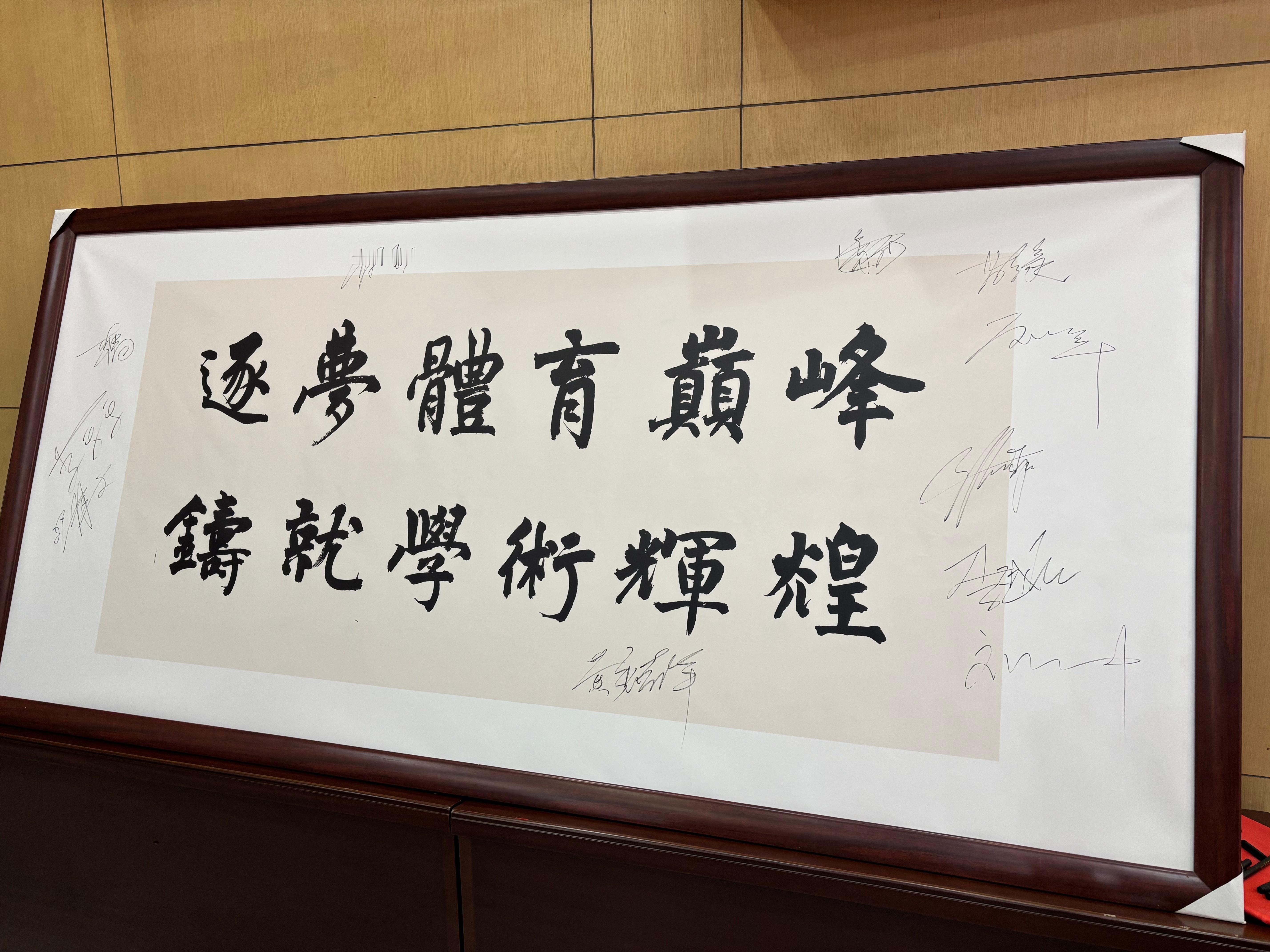 你潘就这样水灵灵地签到了巅峰之上浙，就是泳潘高峰[作揖]  