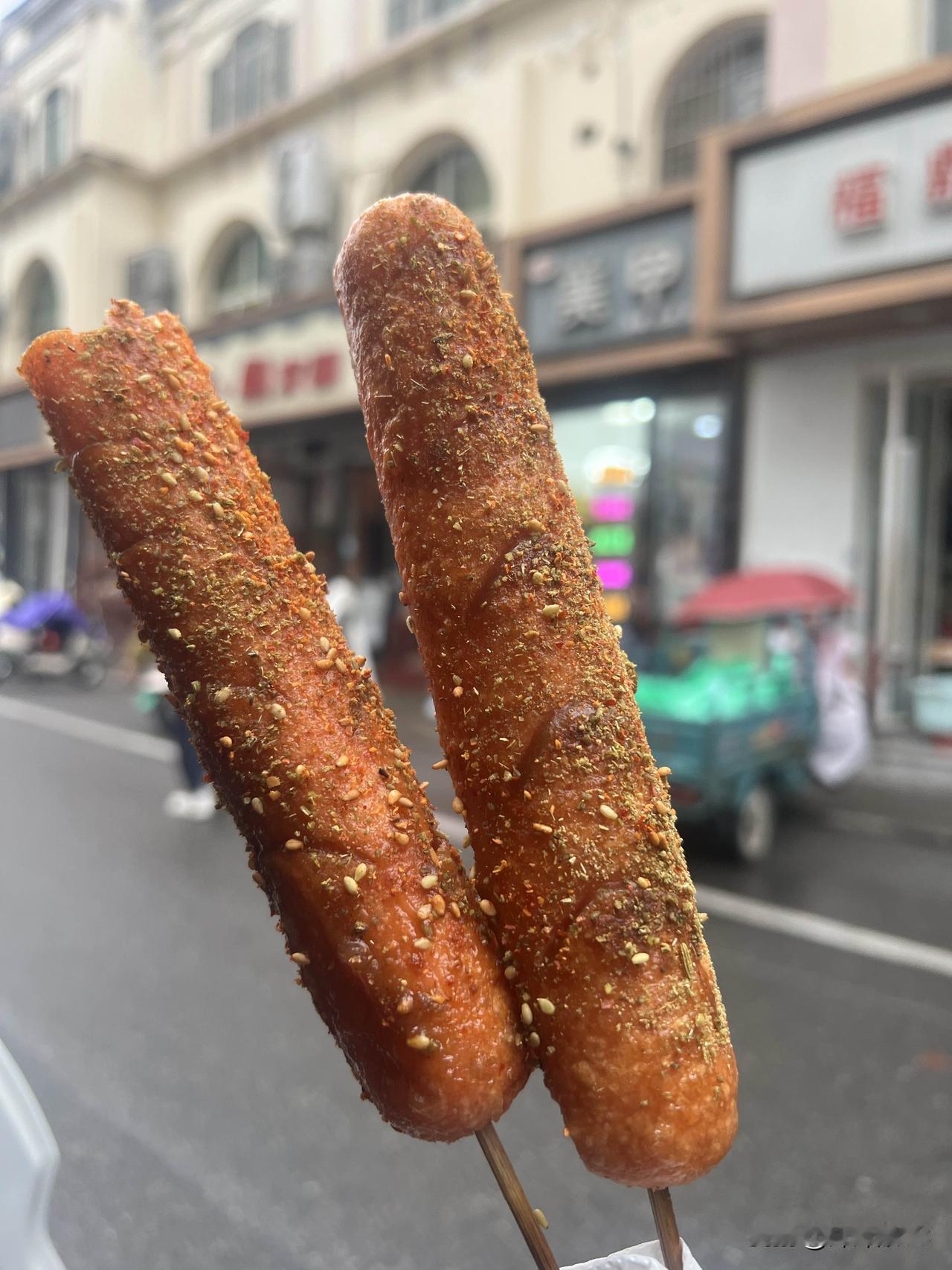 很多人说，
娶到什么样的妻子最幸运，
有一份工作、
不打麻将的、
不抽烟喝酒的、