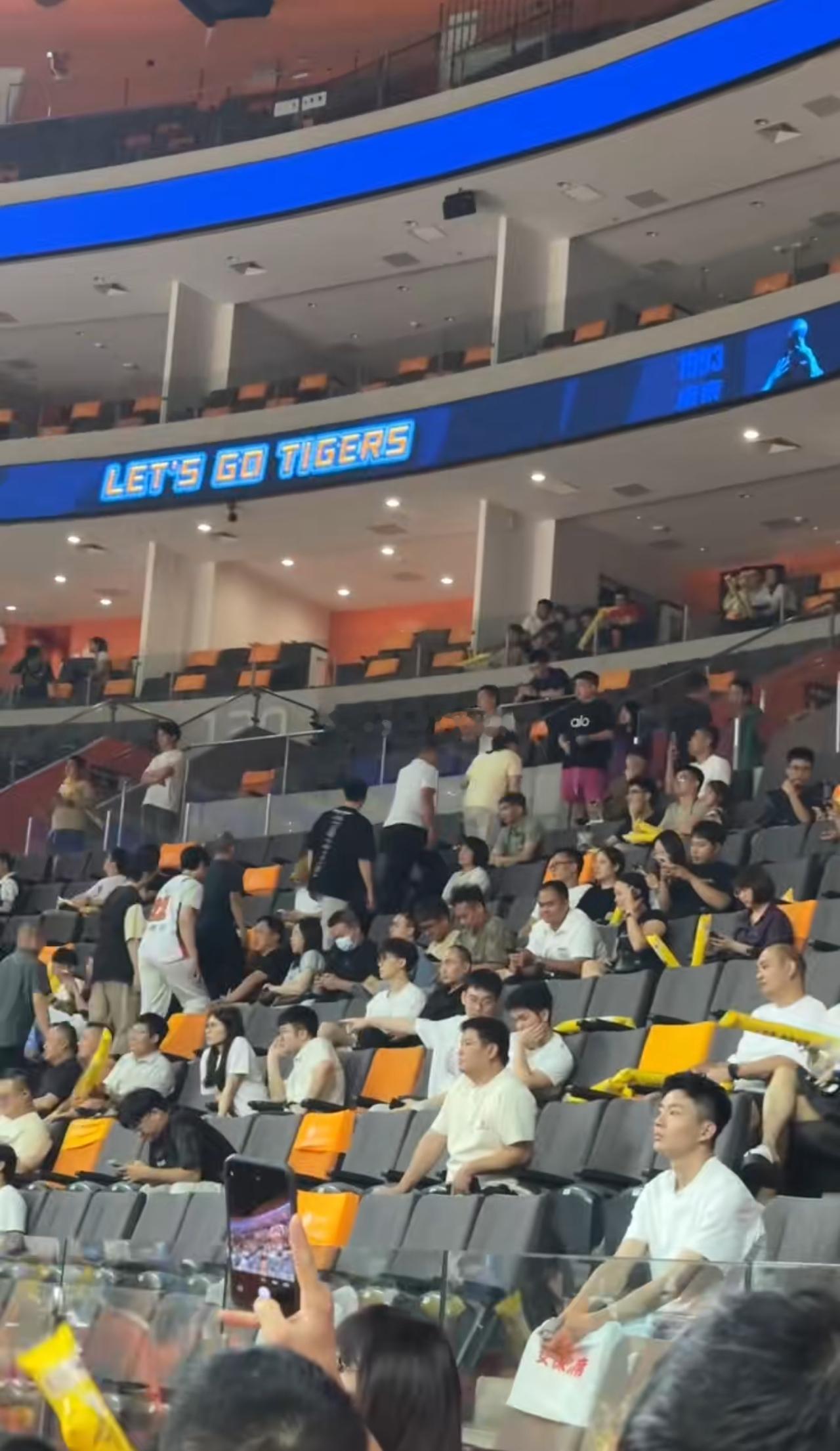 广东男篮球迷提早退场  再咁落去点搞？矛惊赞助商都退场咩？广州男篮战胜广东男篮广