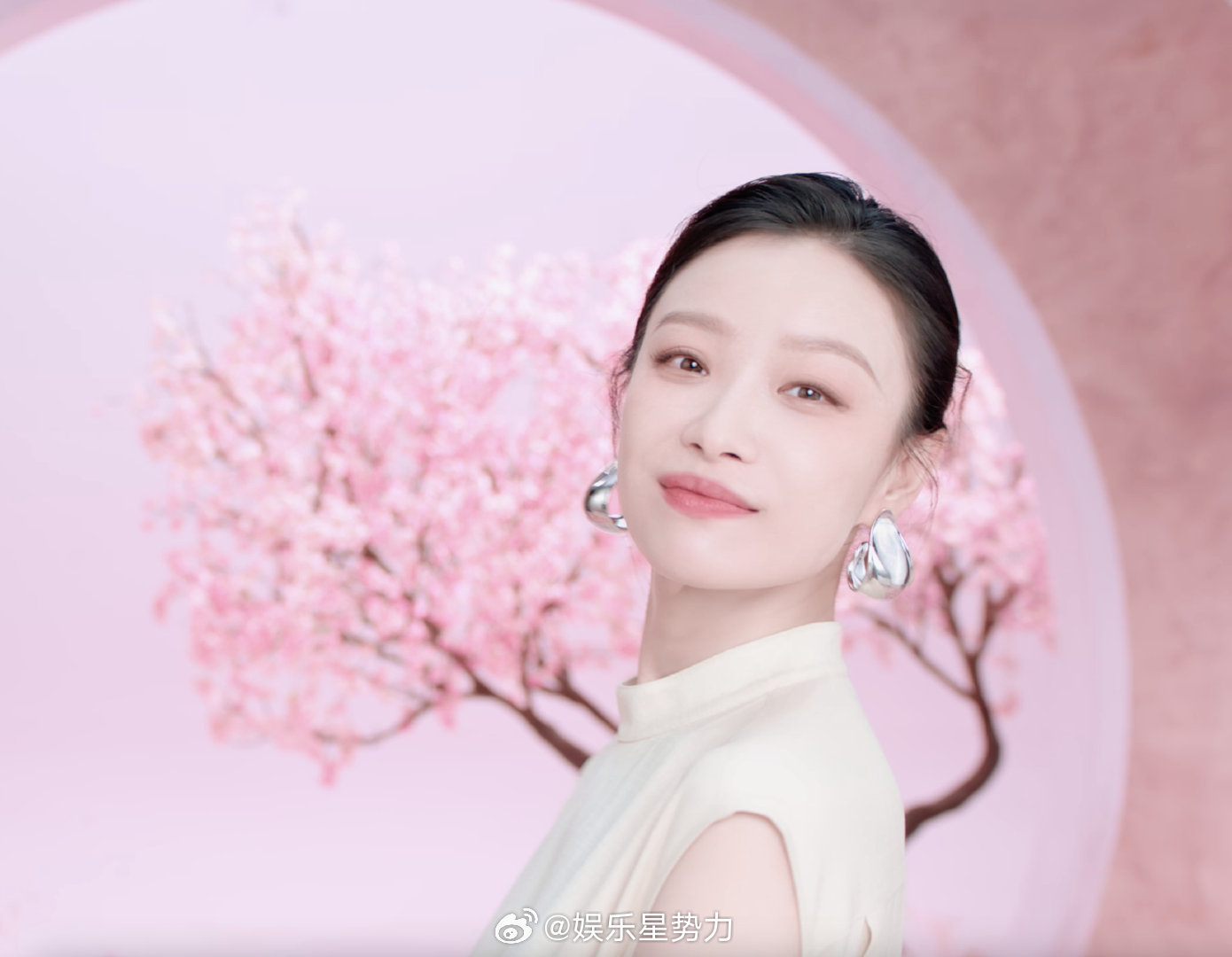 倪妮你要跳舞吗 倪妮跳舞时松弛明媚，气色亮到发光，完全是气色美人范本。得知好气色