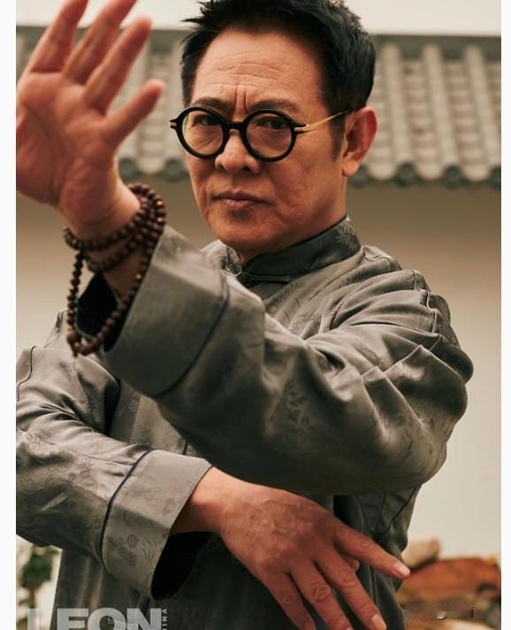 吴京和李连杰这回弄的《镖人》，我看大概率是悬了。

还没上映呢，网上就已经骂声一