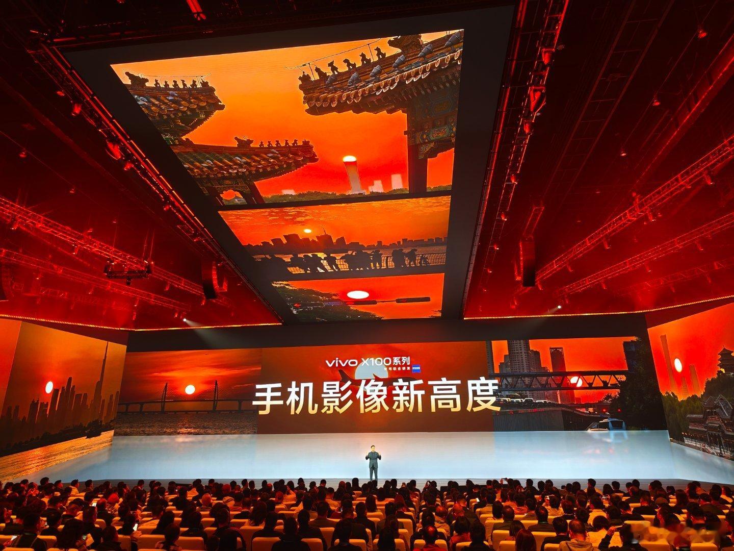 特意赶到上海看vivo X Fold 3系列，现场舞台氛围拉满。vivo折叠屏痛