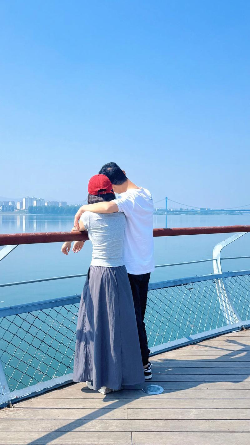第二任男朋友
和前任分手后，第二年通过高中同学介绍的，那个时候我也刚好上岸，他也