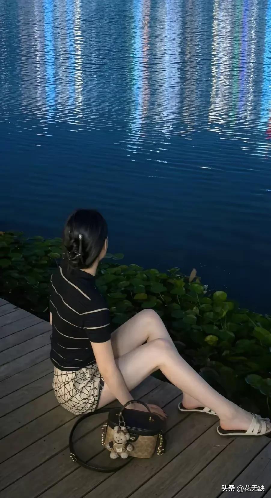 想去江边吹吹风，又不想碰到那些出双入对耳鬓厮磨的，感觉挺尴尬