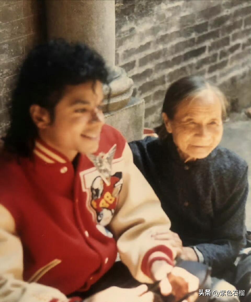 这是1987年，迈克尔·杰克逊在中国广东农村的一组照片。
       1987