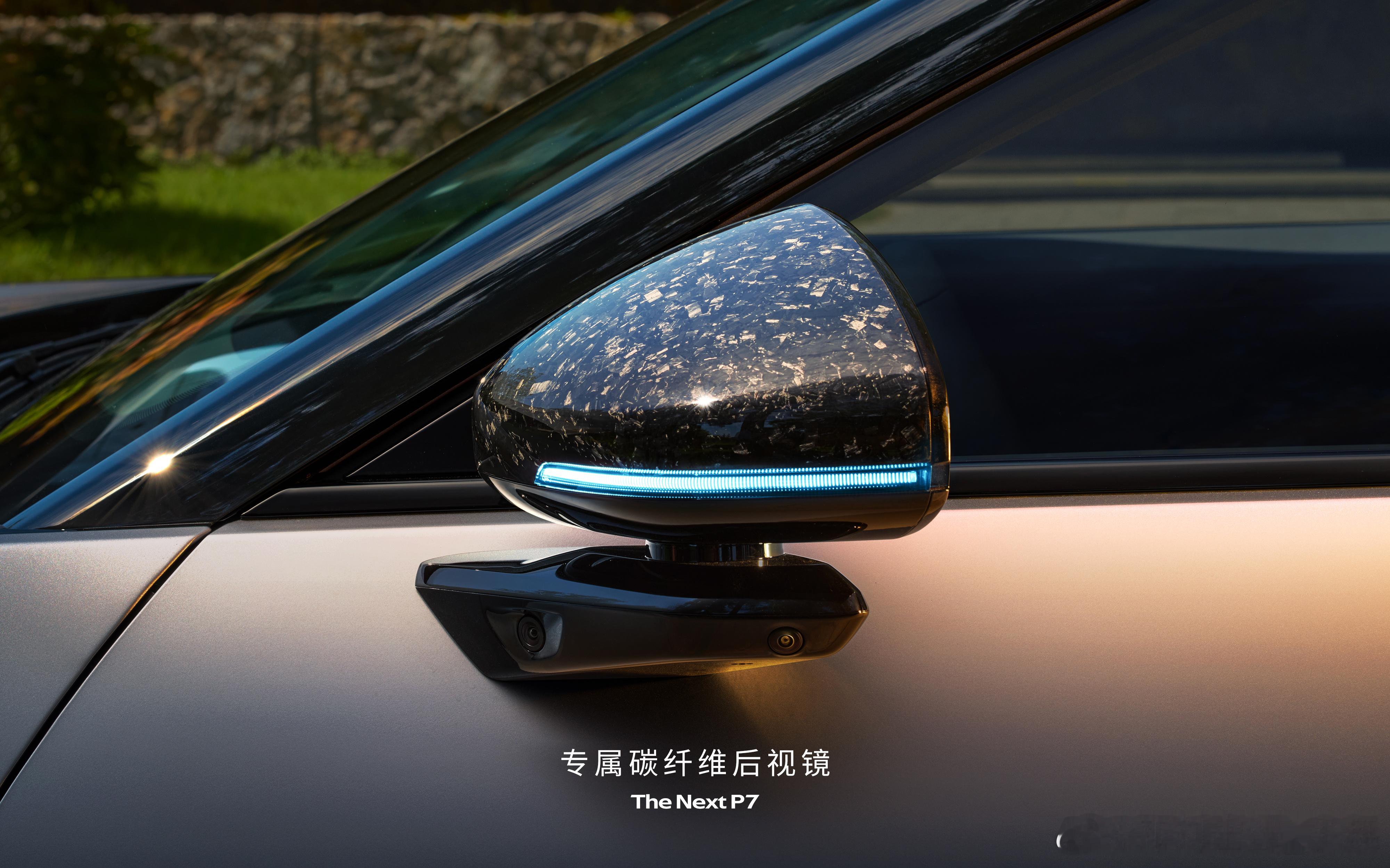 全新小鹏P7鹏翼门亮相专属高级质感车色「哑光银」，兼容低调和张扬的气质。「专属细