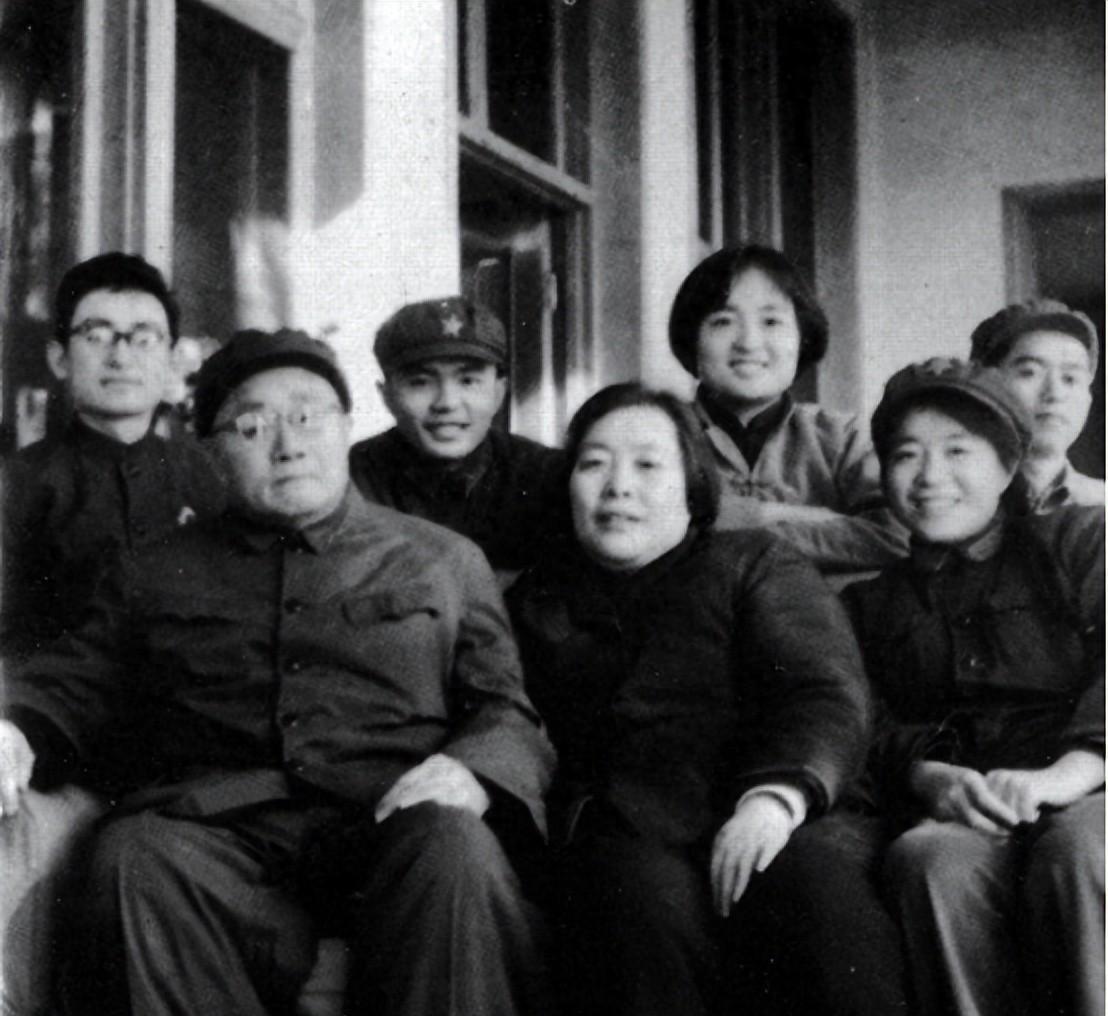1959年廖汉生目送刘伯承离开南京，感慨这个饱受磨难的老首长，真是多难啊！
19