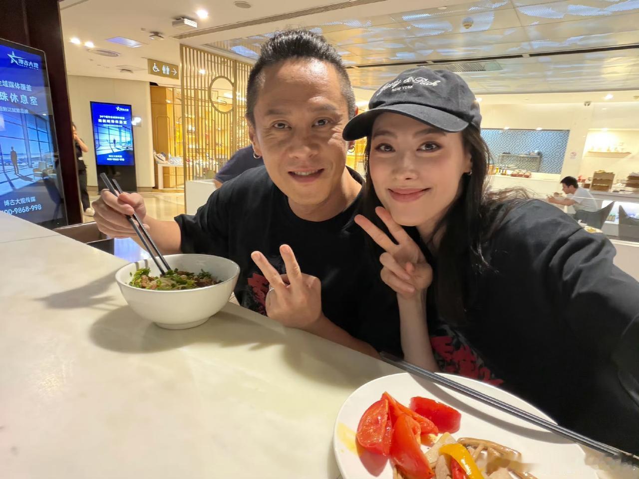 大美女梁洛施，大方晒出与新男友甜蜜合照！

今日，梁洛施在社交平台晒出与男友马浴