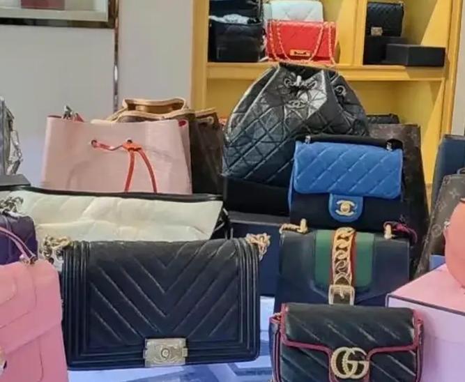 湖南长沙，女子发现自己总价值13万的名牌包包、手表在家中不翼而飞，就在女子准备报