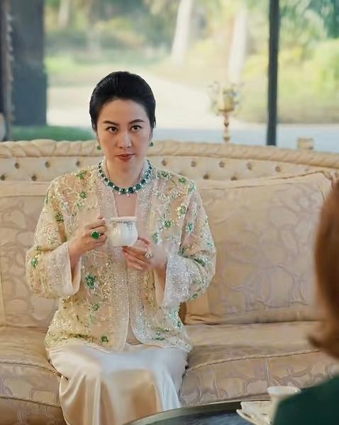 年轻人刷短剧，

咋突然爱上老头老太太了？

一个拍短剧的朋友说：现在最怕演员表