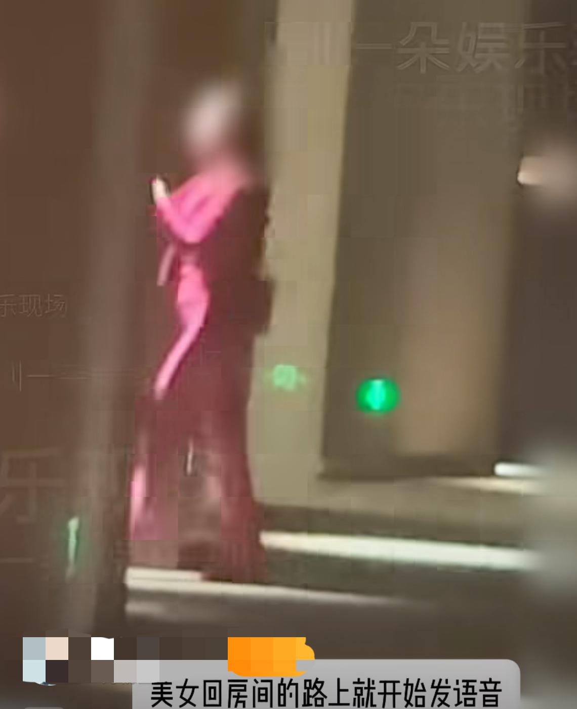 包贝尔被曝酒店深夜幽会红装美女，凌晨进房次日8点才出。
热搜爆了。
8月26日，