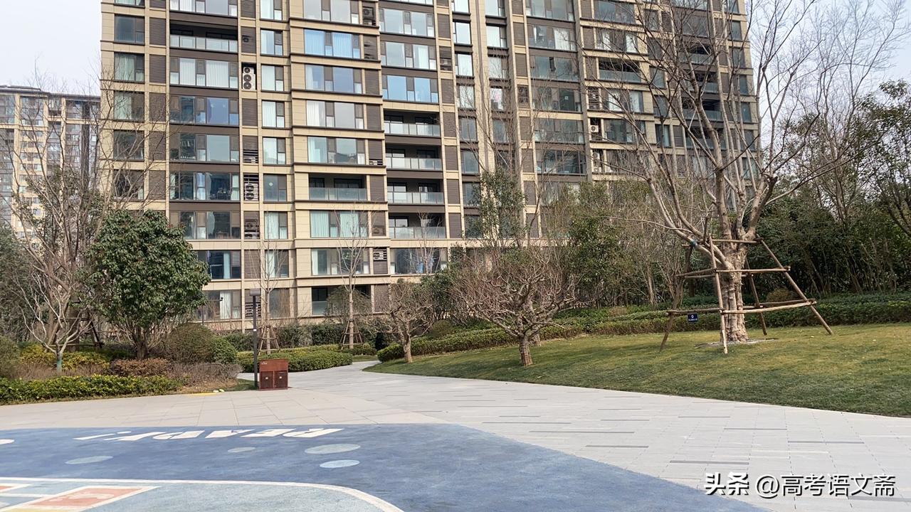 天南地北大拜年现代都市的宁静角落，绿意盎然的小区一隅。