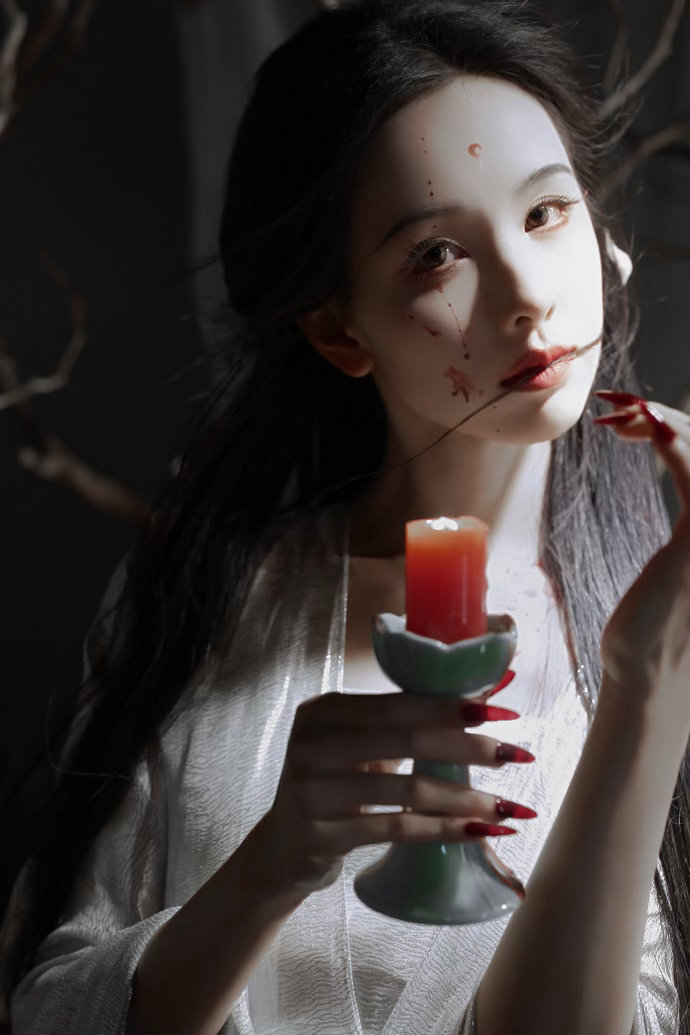 陈都灵你神图有啦陈都灵媚感是天赋 有张侧脸的图，光打在她鼻梁上，阴影落在脸颊。那