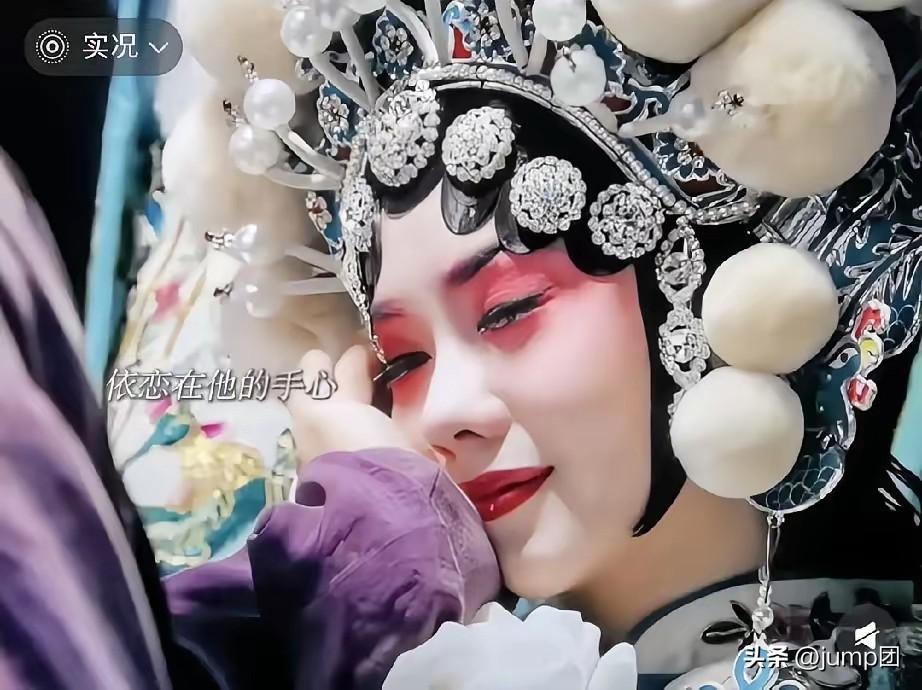 唱戏唱成了角儿，家里日子却过得比苦情戏还惨。这世上还有比这更荒唐的事吗？

茅盾