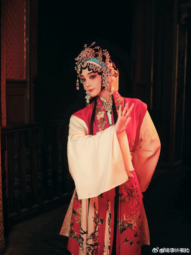李一桐戏服美成啥样了没认出来这是李一桐李一桐新剧这套戏服氛围感直接封神，造型完全
