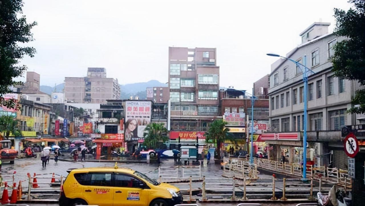 白天玩麻将，关灯睡婆娘。

有人说这些县城早被时代甩在了身后，可生活在这儿的老百