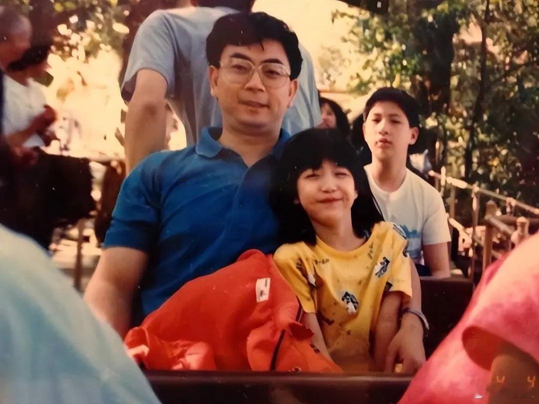 陈妍希小时候就萌萌的 