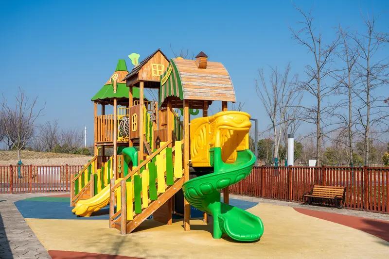 大运河府有狗狗夜里玩儿童滑梯，这场景还挺新奇，但路边狗屎常见就太闹心了。到底是物