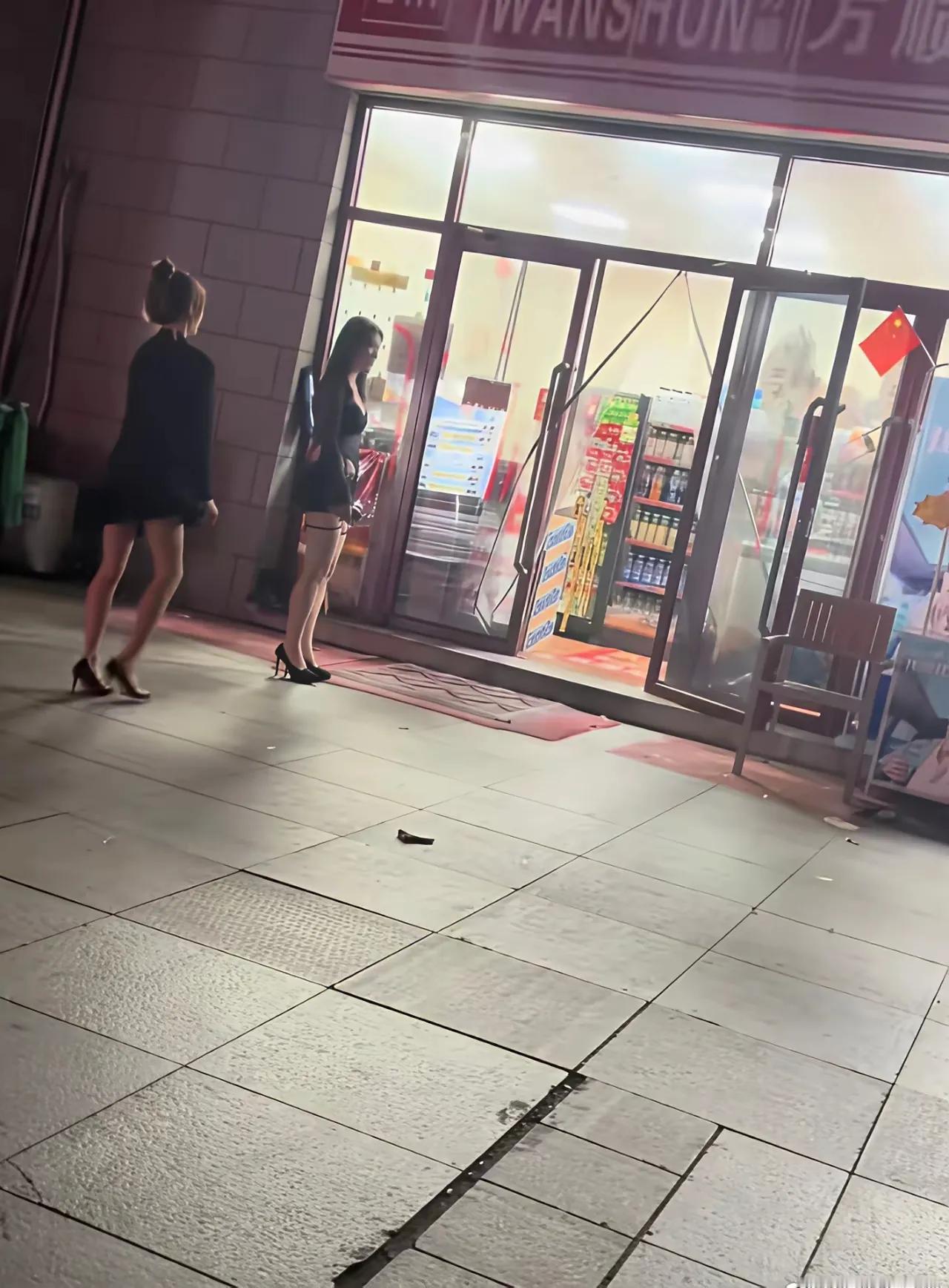 咦，
打火机没带，
我要进去买个打火机
[黑线][黑线][黑线]