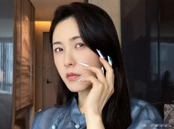 工作人员为曾黎发声？她也许不是什么＂中戏首席美人＂但这个头衔至少能换来人们的敬佩