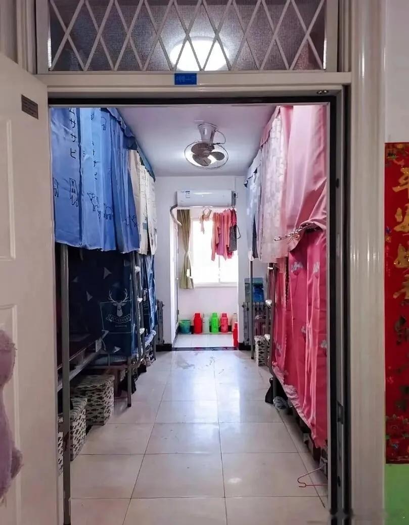 哈尔滨高温高校学生回应在楼道睡觉很多北方学校都没有空调，夏天只有宿舍的一个小吊扇