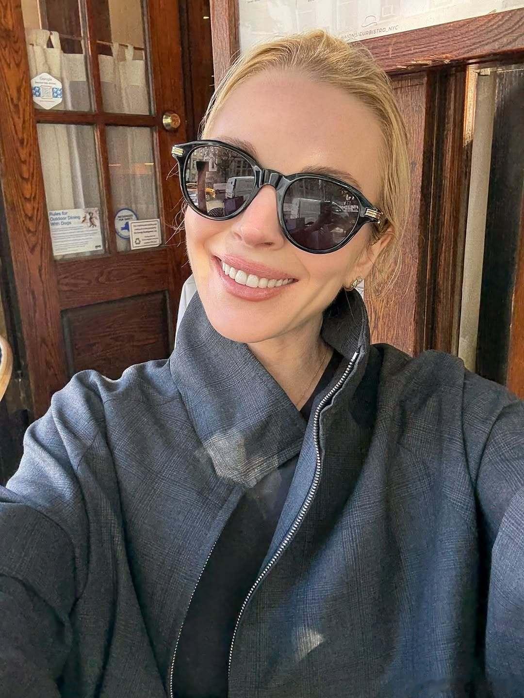 Lindsay Lohan林赛罗韩晒新自拍私照，祝大家这一周剩下的时间也同样美好