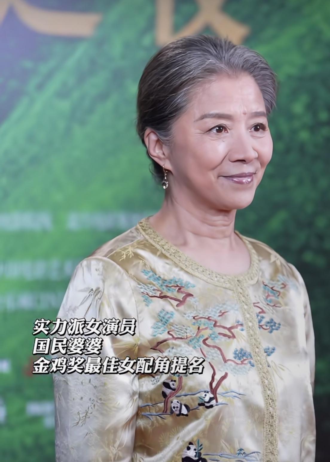 迟蓬老师这件褂子太好看，
尤其这个领子设计
较低的圆领其实老年人不要怕露肤适当露