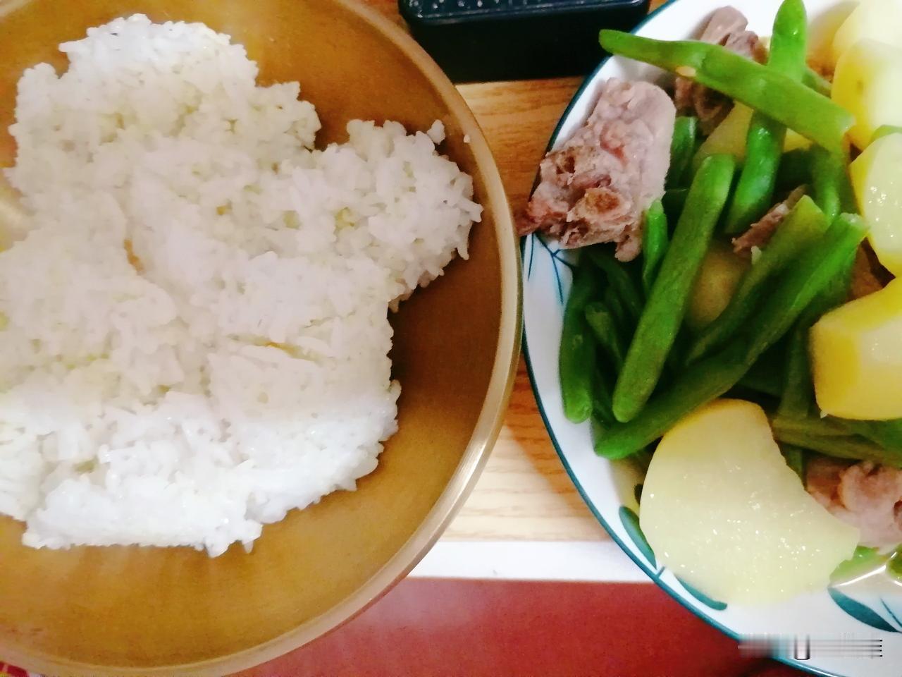 今天早中餐:二米饭，骨头炖豆角土豆。

我都吃冒汗了，现在正在歇神儿！

今天下