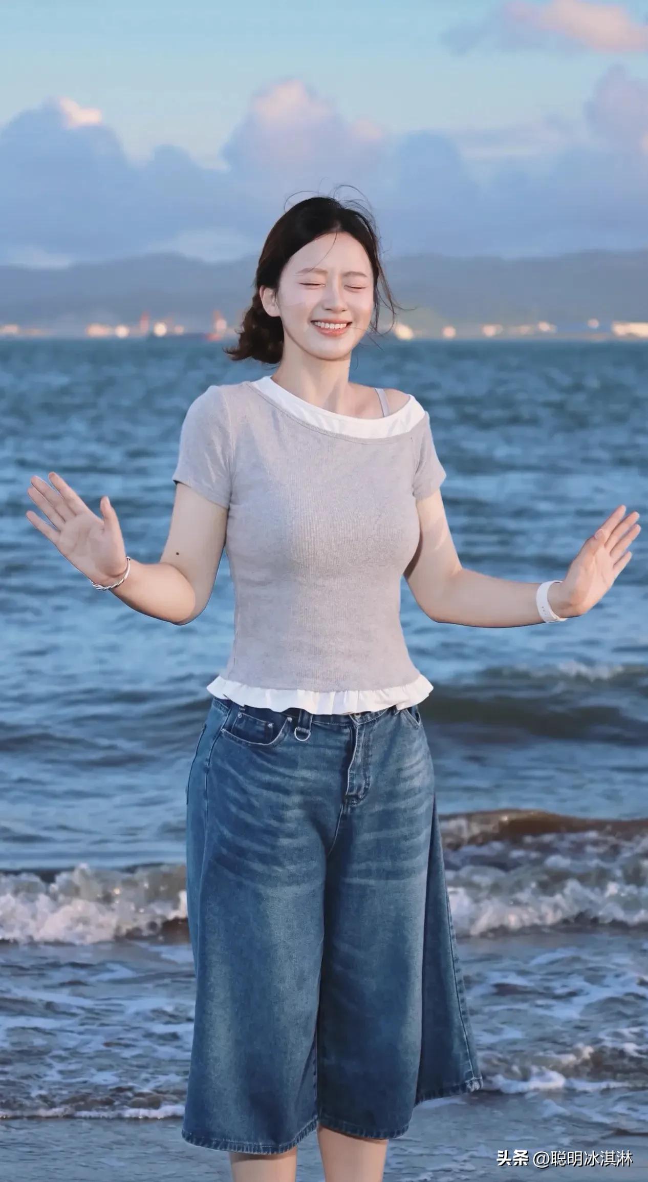 咸湿海风拂面，
浪花在脚下起舞。  
夕阳染红天际，
每一帧都是治愈。