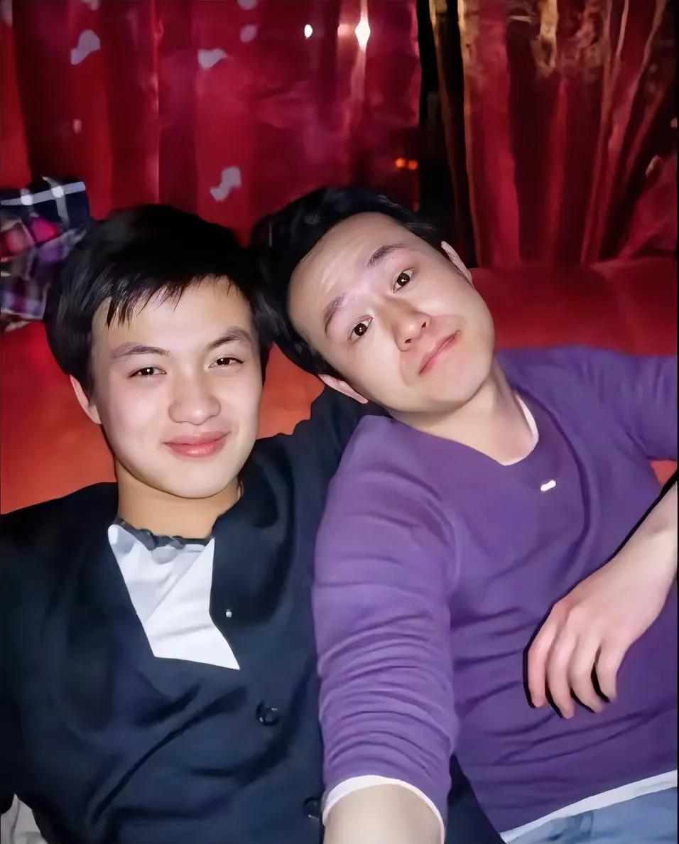 考古了一张照片，张颂文和周一围竟然这么早就认识，不敢相信！

周一围年轻时候竟然