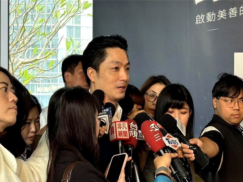 记者当着面问蒋万安：你身边那个太能打的李四川，啥时候“放人”啊？
这话问得，太狠