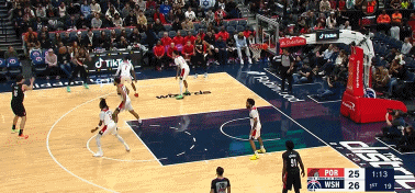 乐福你是真的独啊
这个球瀚森外线给乐福手递手挡拆后顺下，瀚森已经跑出了非常好的空