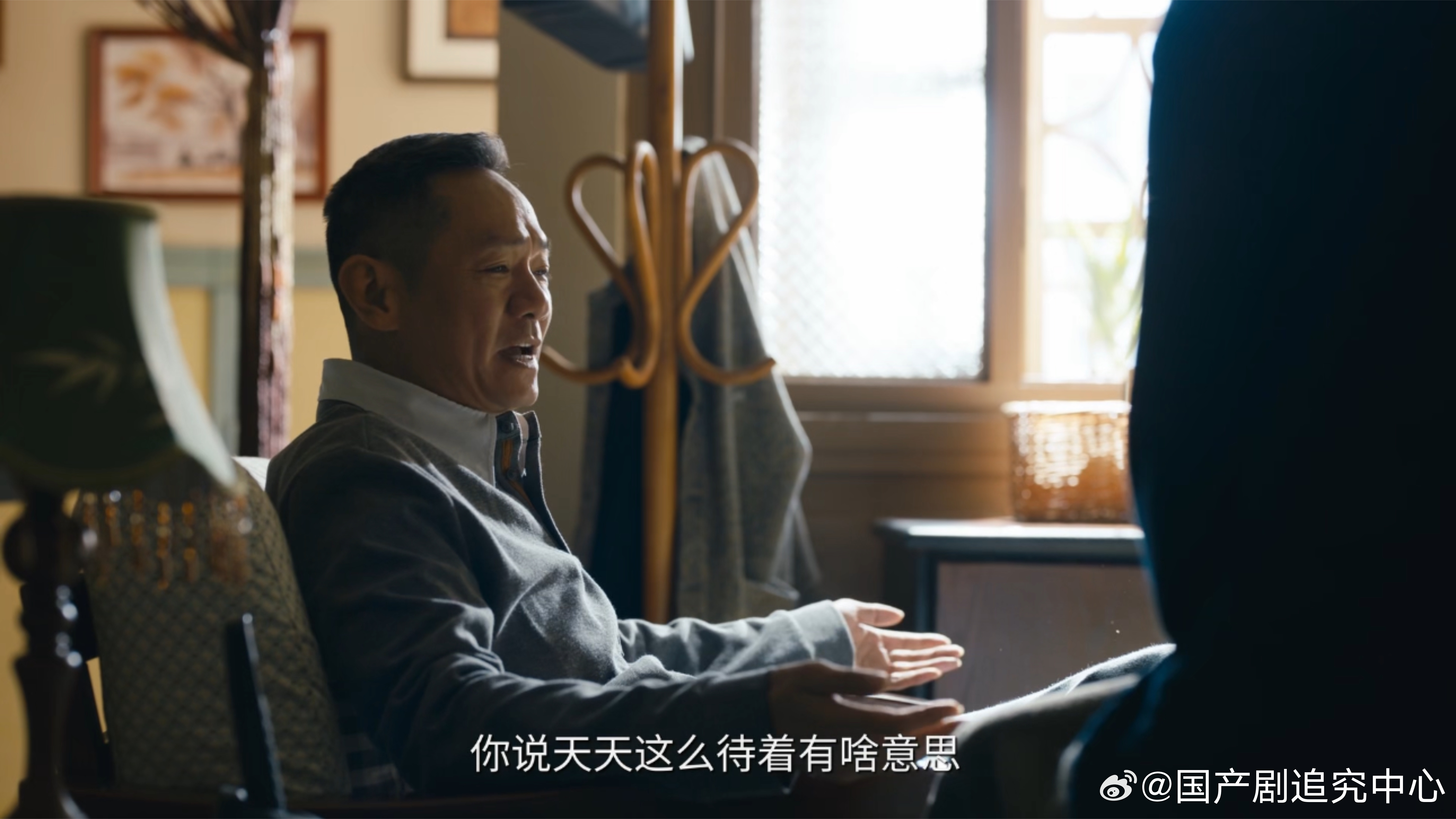 原来父母老了是一瞬间的事 丁师傅曾经也是很有能力的人，如今为了生活佝偻着身子卖鸡