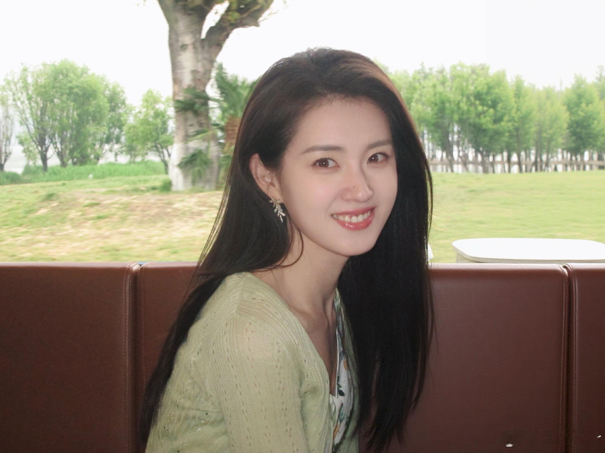 求春日感拍照教程好吧，郭宇欣的笑容是核心出装