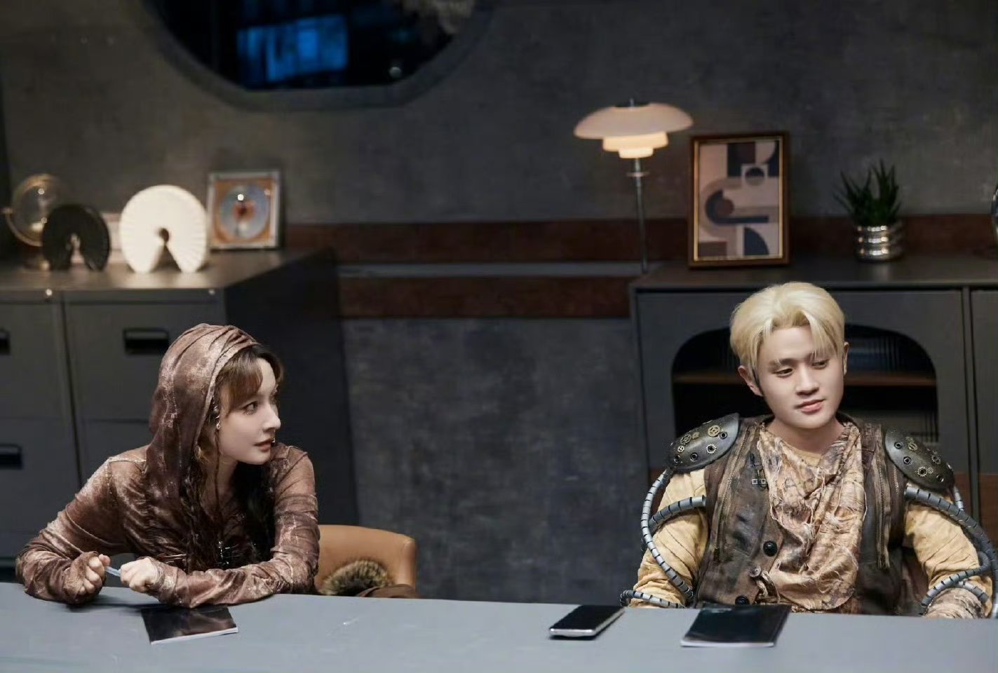 大侦探黑车大劫案大侦探案情太烧脑了！破获枪杀案后嫌犯竟在押送途中遇害，沙漠旅馆命