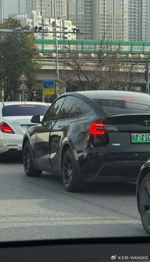 他车门没关好，就直接上高速了？ 