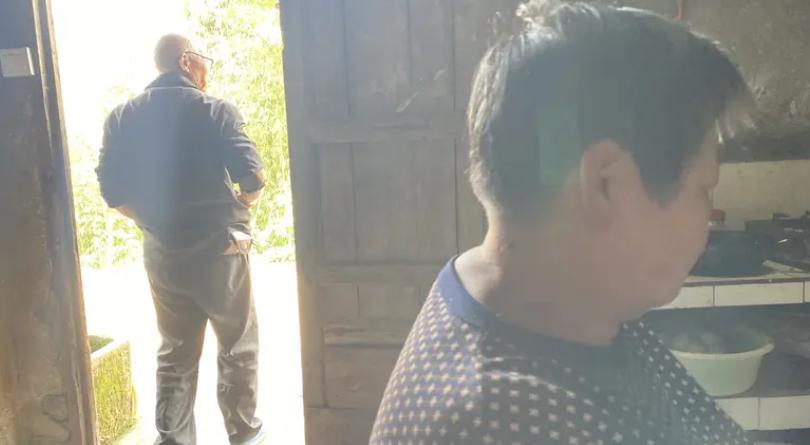 太扎心了！贵州山区42岁的陈树，被妻子当众扇了一巴掌后，整整十年没跟妻子说过一句