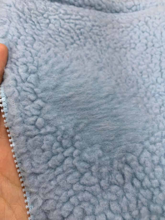 原来摇粒绒真的是摇出来的摇粒绒穿起来 软软绵绵的，很暖和～如果不小心梳直了，放洗